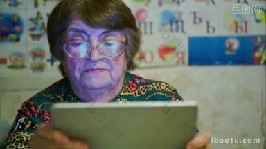 老妇人在平板电脑上滚动照片，并告诉一些照片反射在她的眼镜